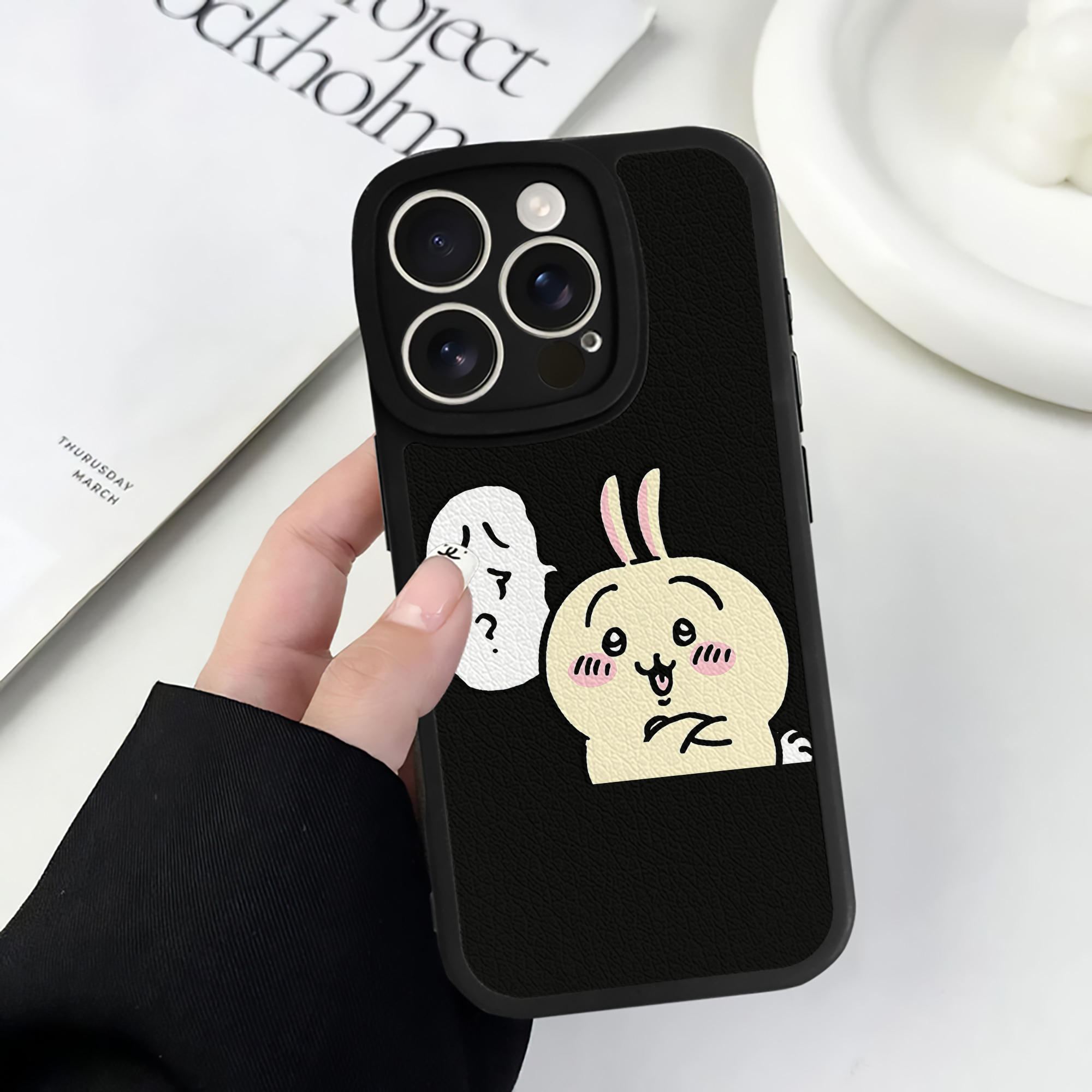 （画像用） ちいかわ うさぎ Chii-kawa usagi 【iPhone 16シリーズ対応】シリコンスマホケース（レザー調） 材質：シリコン